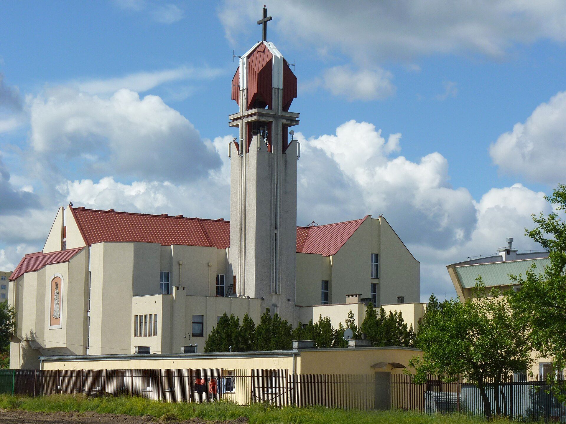Kościół Rzymskokatolicki św. Jadwigi Królowej, atrakcja w pobliżu dworca Płock