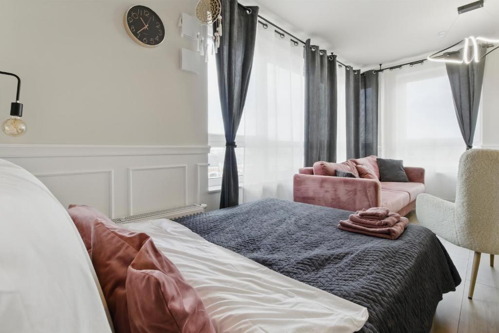 Stylowy apartament z balkonem i panoramą miasta, жильё рядом с вокзалом Седльце