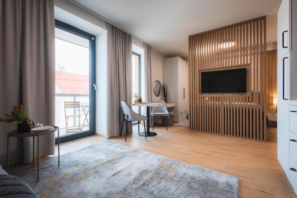 GRAY APARTMENT CENTRUM & 24h self check-in with private parking, жильё рядом с вокзалом Banská Bystrica