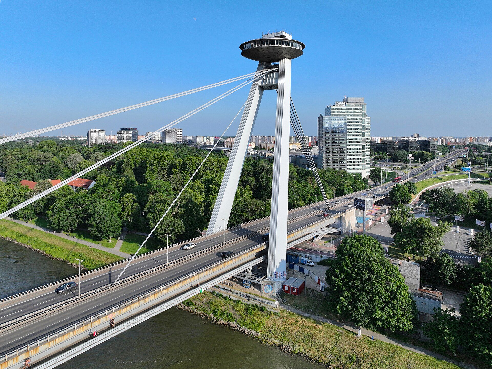 Bridge SNP, atrakcja w pobliżu dworca Železničná stanica Bratislava-Petržalka
