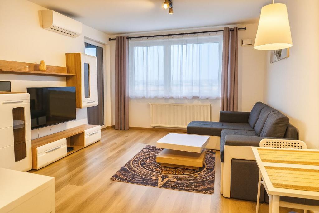 Bright New Build Apartment with Garage, Great View, жильё рядом с вокзалом Železničná stanica Bratislava-Petržalka