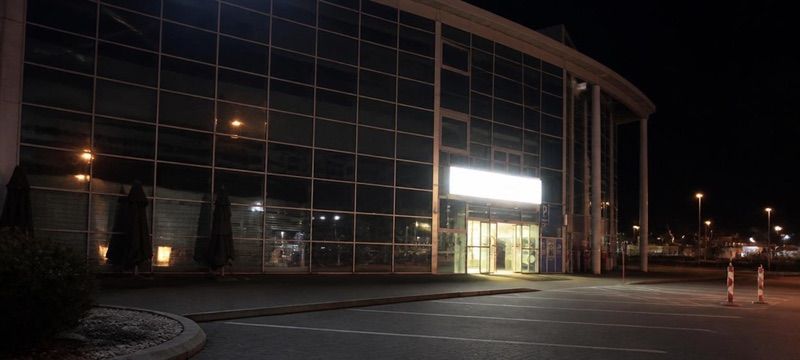 Tesco Supermarket Bratislava Farského, sklep przy dworcu Železničná stanica Bratislava-Petržalka