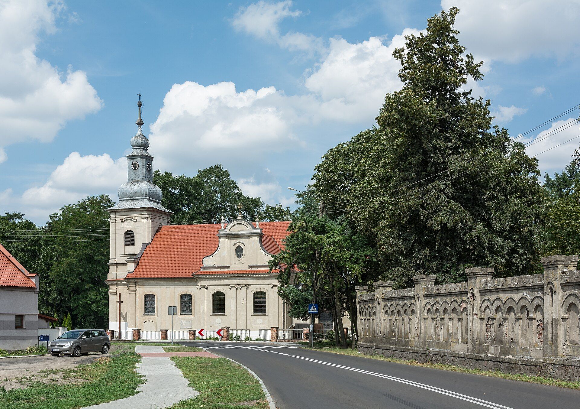 Kościół pw. św. Stanisława, atrakcja w pobliżu dworca Skierniewice