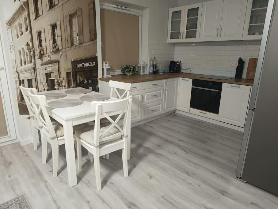 Apartament pod Złotym Bocianem, жильё рядом с вокзалом Свидница-Място