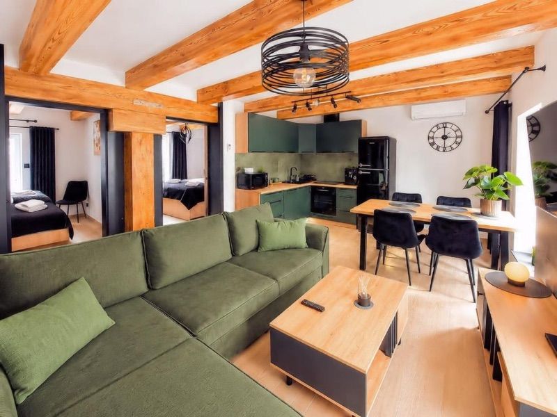 Apartament Rynek Szmaragd, жильё рядом с вокзалом Шамотулы