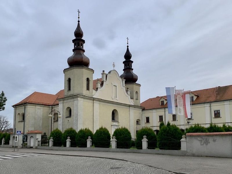 Sanktuarium Miłosiernego Jezusa Pięciorańskiego Parafii p.w. Zesłania Ducha Świętego, atrakcja w pobliżu dworca Wieruszów M