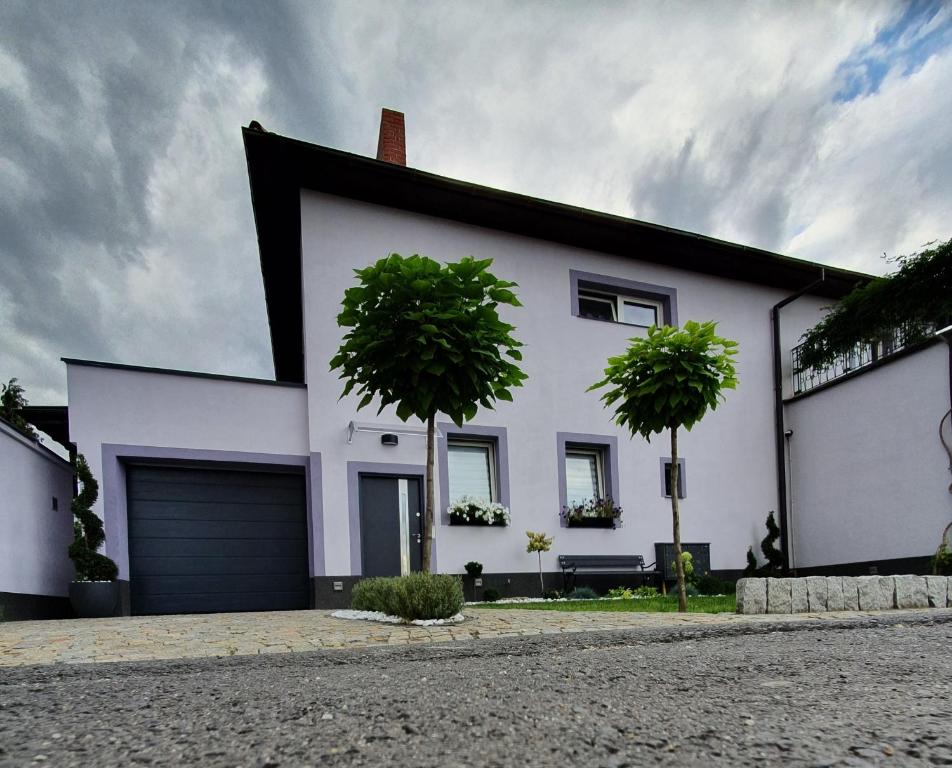 Apartament pod Wieżą, жильё рядом с вокзалом Згожелец-Място