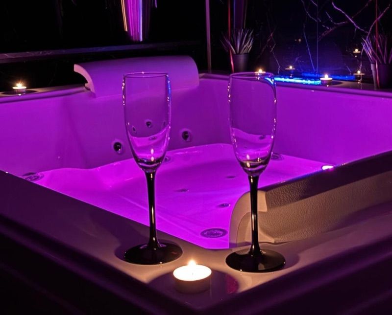 Apartament z Jacuzzi na wyłączność Dolina Baryczy, жильё рядом с вокзалом Жмигруд